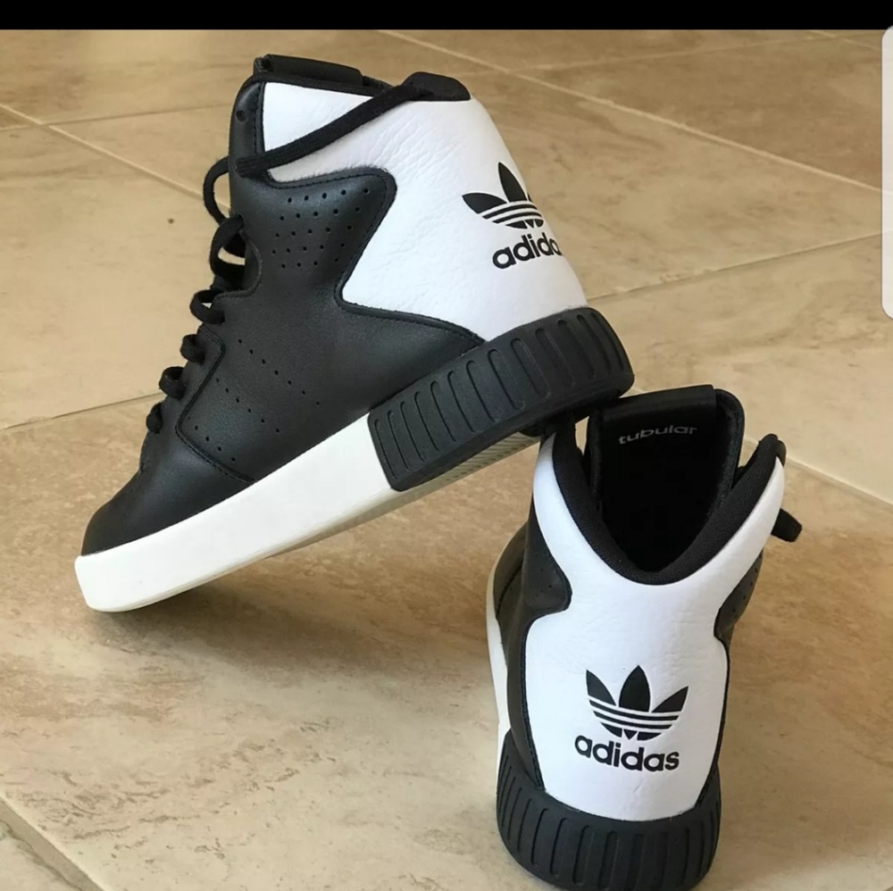 NEW W TAGS Adidas Womans Sneakers sz 6